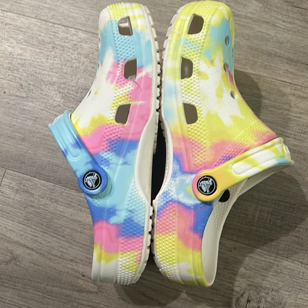 CROCS tie dye women’s size 7 /men’s size 5 - Picture 2 of 6